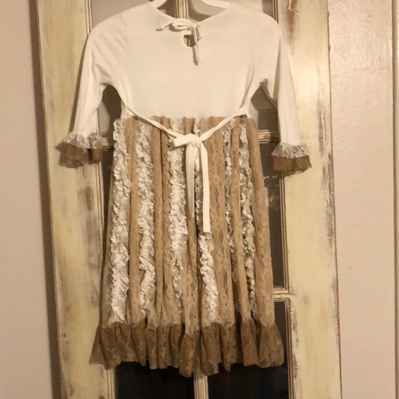 Lacy dress - Picture 2 of 7